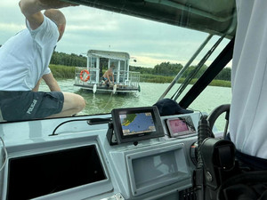 Policjanci podczas udzielania pomocy załodze hausboota.