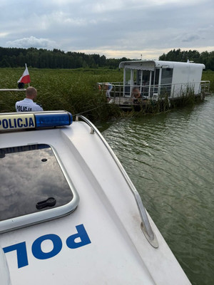 Policjanci podczas udzielania pomocy załodze hausboota.