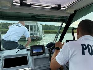Policjanci podczas udzielania pomocy załodze hausboota.