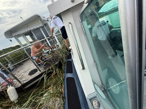 Policjanci podczas udzielania pomocy załodze hausboota.