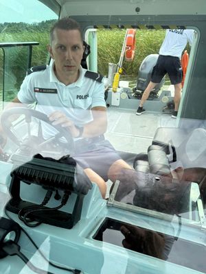 Policjanci podczas udzielania pomocy załodze hausboota.