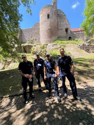Policjanci podczas marszu w terenach zielonych.