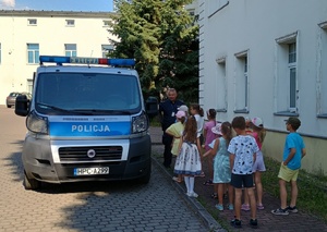 Policjanci i dzieci podczas spotkania.