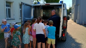 Policjanci i dzieci podczas spotkania.