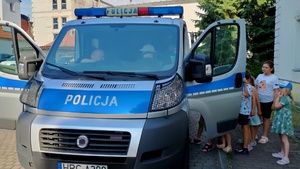 Policjanci i dzieci podczas spotkania.