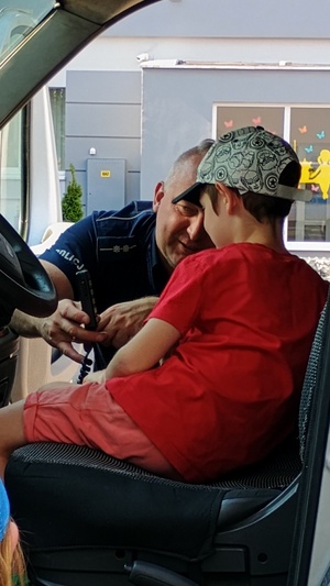 Policjanci i dzieci podczas spotkania.