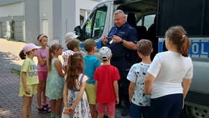 Policjanci i dzieci podczas spotkania.