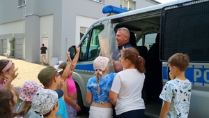 Policjanci i dzieci podczas spotkania.