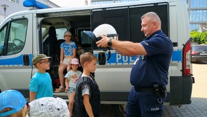 Policjanci i dzieci podczas spotkania.