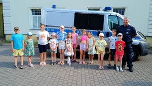 Policjanci i dzieci podczas spotkania.