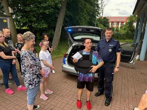 Podopieczni Warsztatu Terapii Zajęciowej, ich opiekunowie oraz policjanci podczas spotkania.