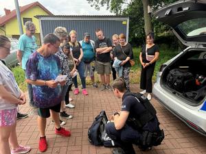 Podopieczni Warsztatu Terapii Zajęciowej, ich opiekunowie oraz policjanci podczas spotkania.