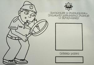 Podopieczni Warsztatu Terapii Zajęciowej, ich opiekunowie oraz policjanci podczas spotkania.
