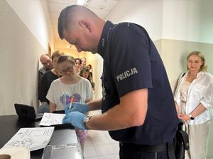 Podopieczni Warsztatu Terapii Zajęciowej, ich opiekunowie oraz policjanci podczas spotkania.