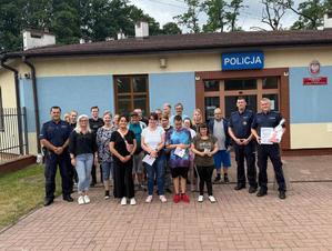Podopieczni Warsztatu Terapii Zajęciowej, ich opiekunowie oraz policjanci podczas spotkania.