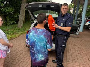 Podopieczni Warsztatu Terapii Zajęciowej, ich opiekunowie oraz policjanci podczas spotkania.
