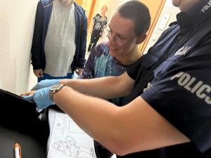 Podopieczni Warsztatu Terapii Zajęciowej, ich opiekunowie oraz policjanci podczas spotkania.