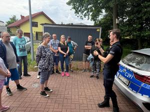 Podopieczni Warsztatu Terapii Zajęciowej, ich opiekunowie oraz policjanci podczas spotkania.
