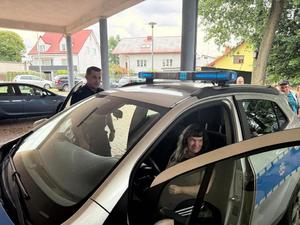 Podopieczni Warsztatu Terapii Zajęciowej, ich opiekunowie oraz policjanci podczas spotkania.