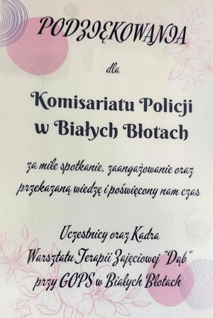 Podopieczni Warsztatu Terapii Zajęciowej, ich opiekunowie oraz policjanci podczas spotkania.