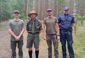 Białobłocki dzielnicowy spotkał się z harcerzami na obozie nad Kanałem Noteckim