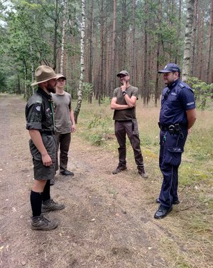 Białobłocki dzielnicowy spotkał się z harcerzami na obozie nad Kanałem Noteckim