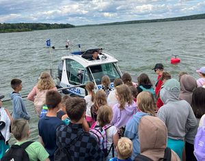 Policjanci i koloniści podczas prelekcji na nabrzeżu.