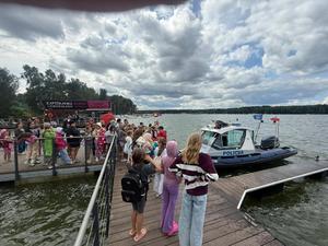 Policjanci i koloniści podczas prelekcji na nabrzeżu.