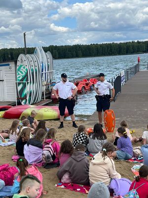 Policjanci i koloniści podczas prelekcji na nabrzeżu.