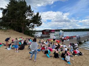 Policjanci i koloniści podczas prelekcji na nabrzeżu.