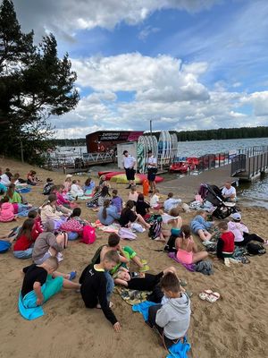 Policjanci i koloniści podczas prelekcji na nabrzeżu.