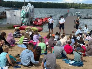 Policjanci i koloniści podczas prelekcji na nabrzeżu.