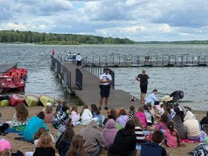 Policjanci i koloniści podczas prelekcji na nabrzeżu.