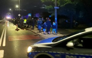 Policjanci i strażacy pomagali w ewakuacji uczestników obozu harcerskiego w Tuszynach