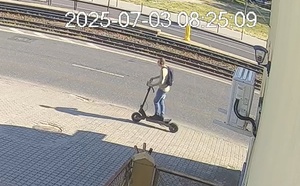 mężczyzna na hulajnodze