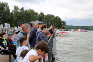 Policyjni "wodniacy" prezentujący pokaz ratowania ludzi w wodzie