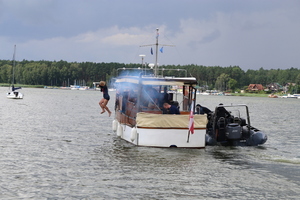 Policyjni "wodniacy" prezentujący pokaz ratowania ludzi w wodzie