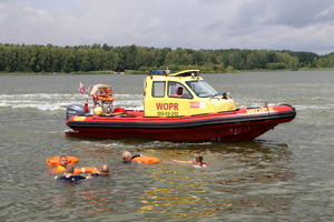 Policyjni "wodniacy" prezentujący pokaz ratowania ludzi w wodzie