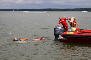 Policyjni "wodniacy" prezentujący pokaz ratowania ludzi w wodzie