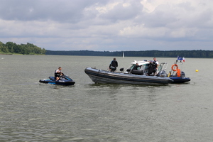 Policyjni "wodniacy" prezentujący pokaz ratowania ludzi w wodzie