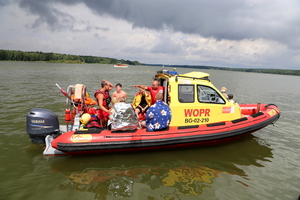 Policyjni "wodniacy" prezentujący pokaz ratowania ludzi w wodzie