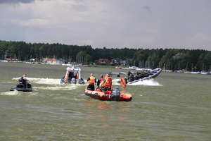 Policyjni "wodniacy" prezentujący pokaz ratowania ludzi w wodzie