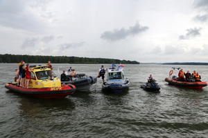 Policyjni "wodniacy" prezentujący pokaz ratowania ludzi w wodzie