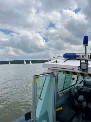 Policyjna łódź motorowa podczas zabezpieczenia regat na Zalewie Koronowskim.