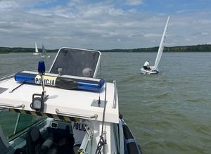 Policyjna łódź motorowa podczas zabezpieczenia regat na Zalewie Koronowskim.