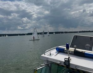 Policyjna łódź motorowa podczas zabezpieczenia regat na Zalewie Koronowskim.