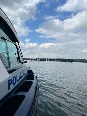 Policyjna łódź motorowa podczas zabezpieczenia regat na Zalewie Koronowskim.