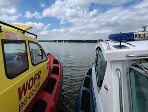 Policyjna łódź motorowa oraz WOPR podczas zabezpieczenia regat na Zalewie Koronowskim.