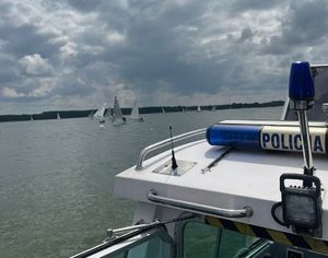 Policyjna łódź motorowa podczas zabezpieczenia regat na Zalewie Koronowskim.