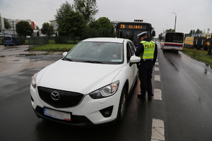 Policjanci i kierowcy podczas działań.